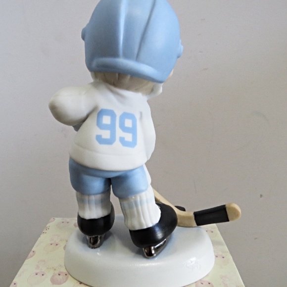NIB Precious Moments "Let's Keep Our Eye's On the Goal Canadian Exclusive Hockey - Picture 2 of 4